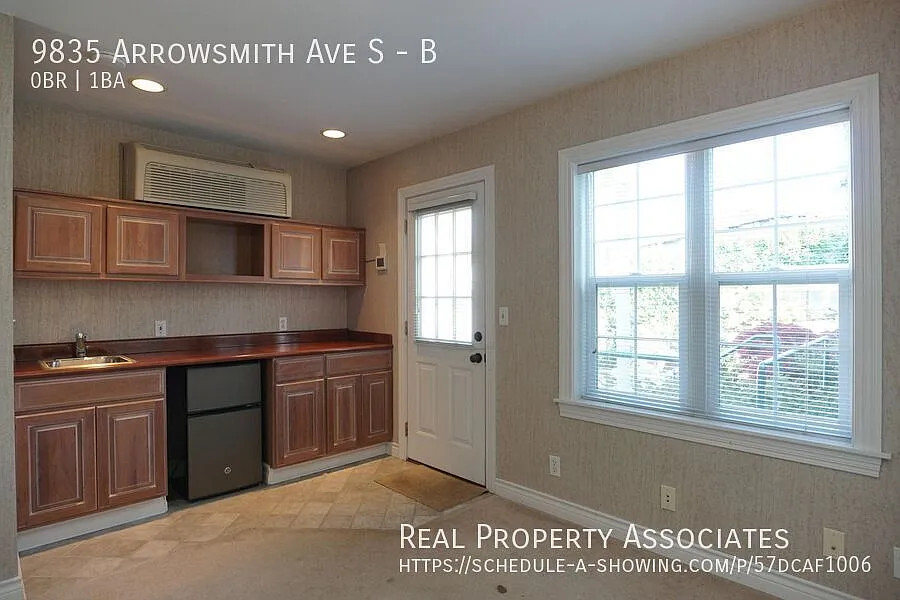 Spacious Duplex Studio with a One Car Garage and a Walk-In Closet — Photo 2