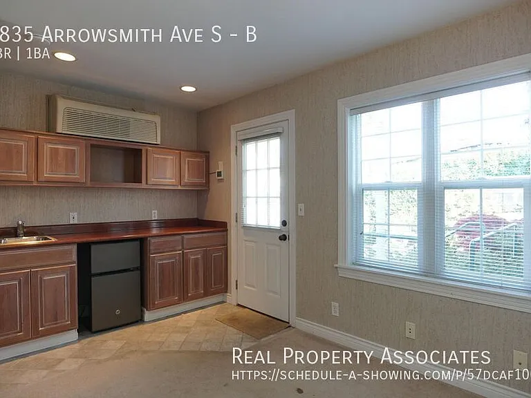 9835 Arrowsmith Ave S #B — Photo 2
