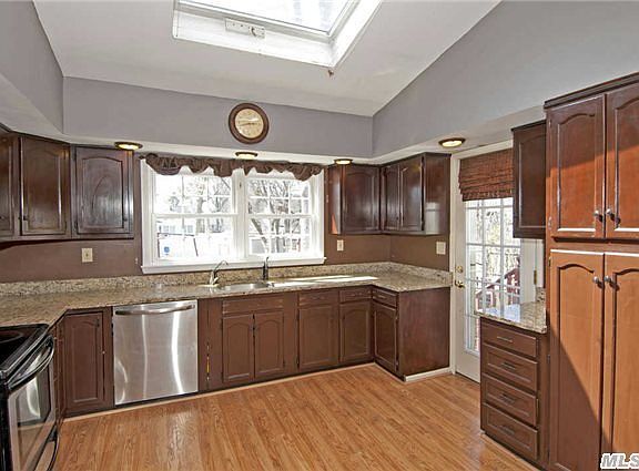 4th image of 831 Fire Island Ave