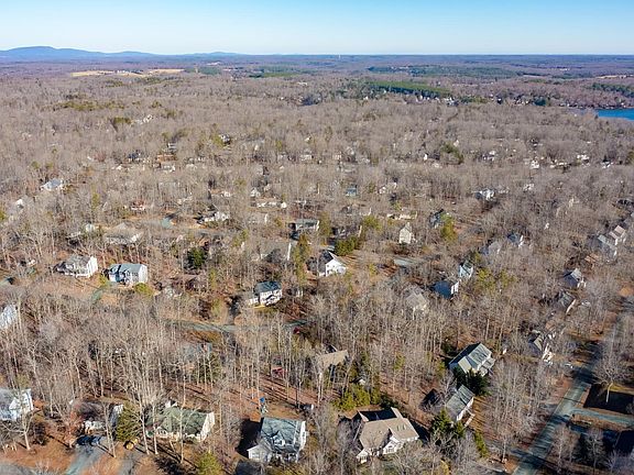 4th image of 15 Woodlawn Dr