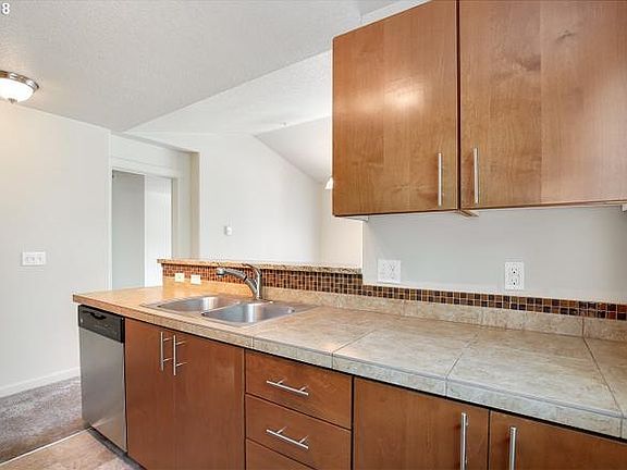 4th image of 10734 NE Holly St Unit 204