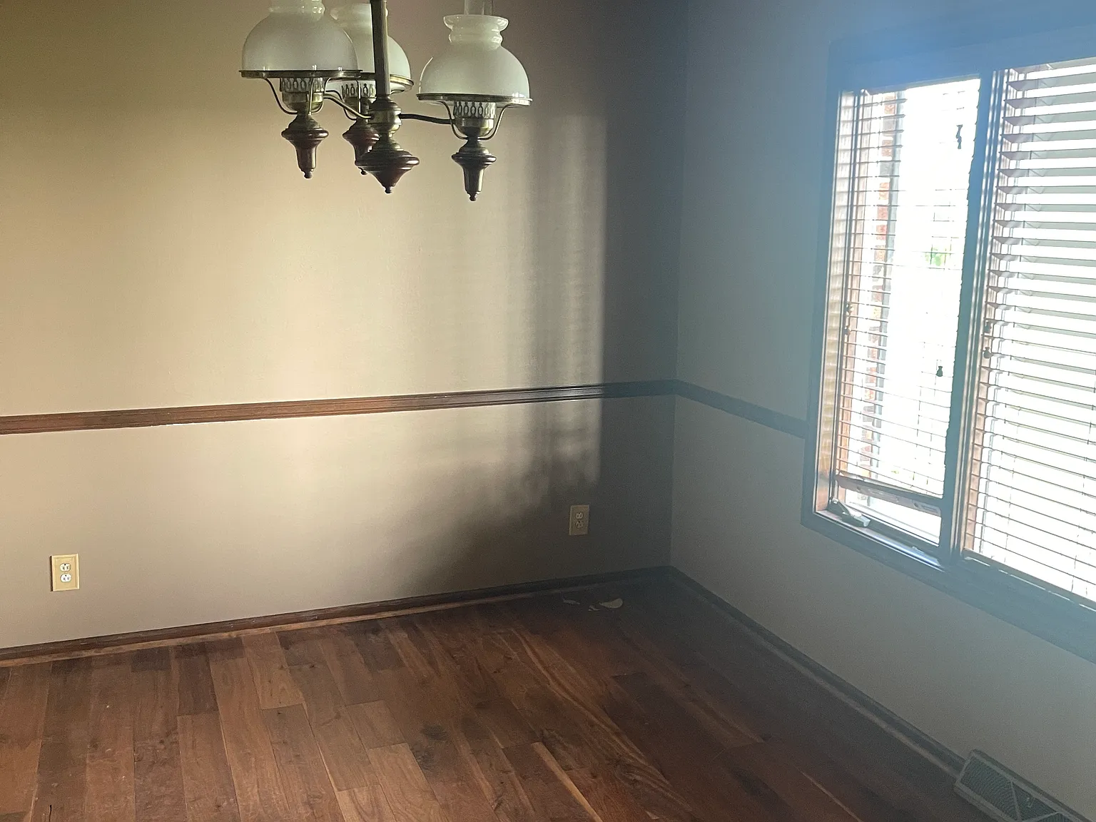 3 bed, 2.5 bath, 1913 sqft, $2,000 — Photo 2