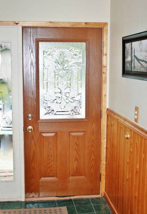 Pretty front door and side window as you enter the foyer.