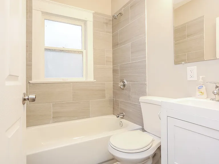 1666466_026_main_bathroom_13077039.jpg