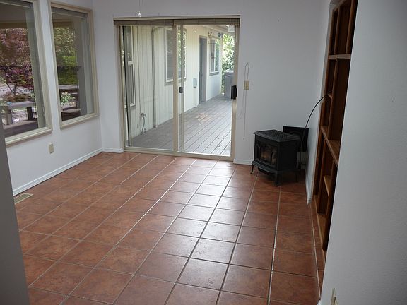 5th image of 101 Sparrow Ct
