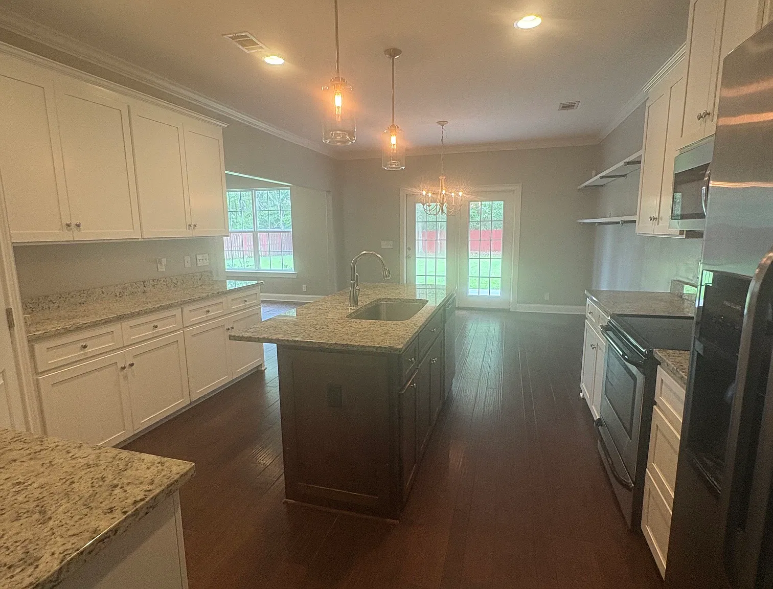 Beautiful 4 bedroom with large backyard - dog friendly! — Photo 3