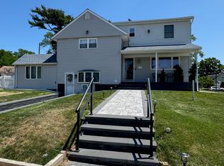 8 Dale Ct, Hicksville, NY 11801