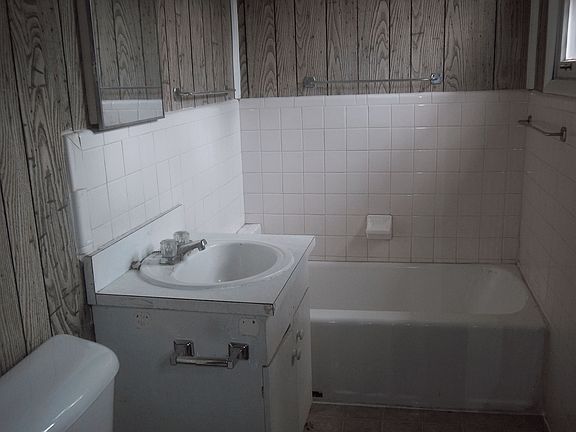 4th image of 460 Arnolda Ave
