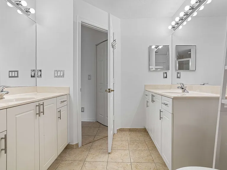 330 SW 2nd Ave #3 — Photo 19