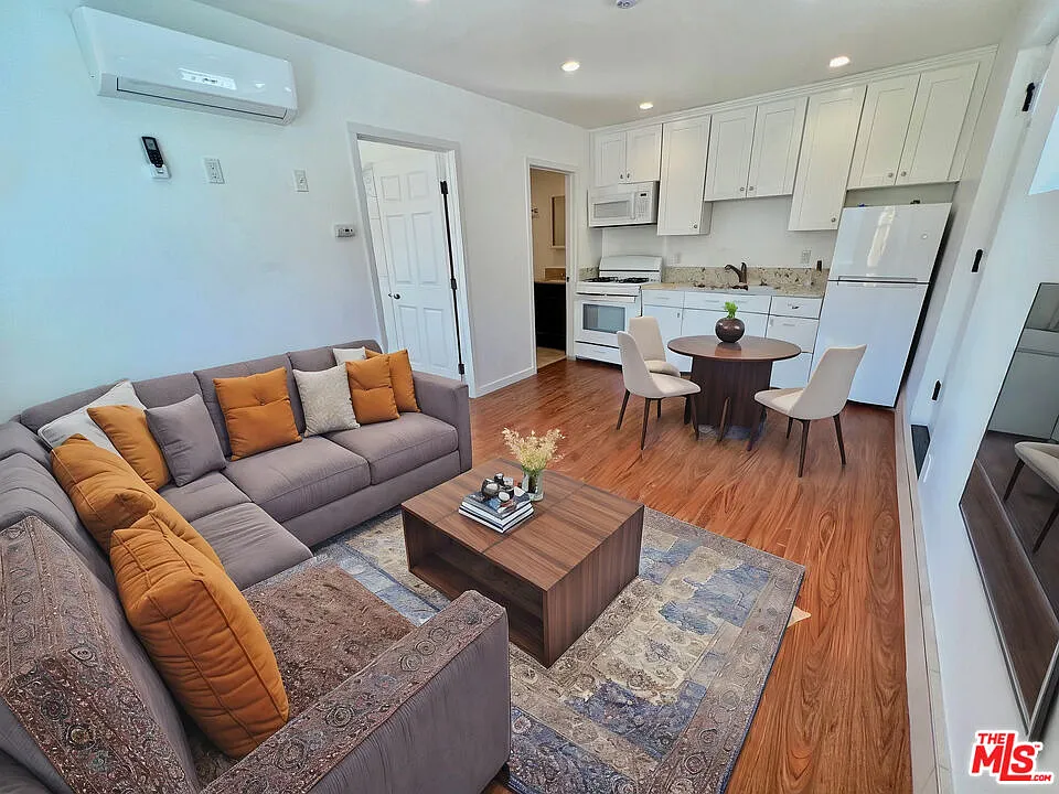 1 bed, 1.0 bath, 360 sqft, $1,895 — Photo 1