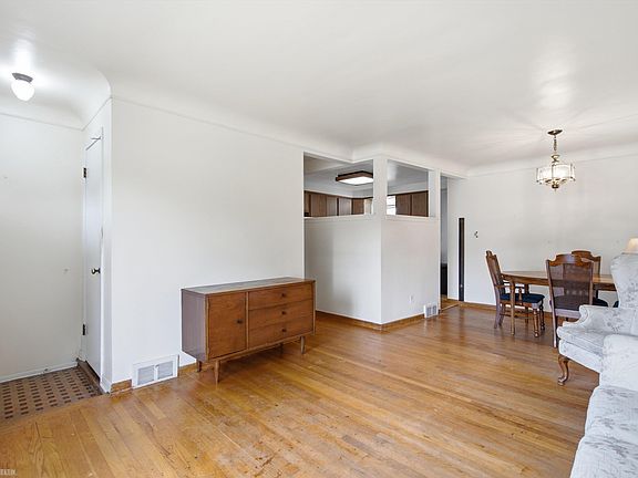 3rd image of 32512 New York St