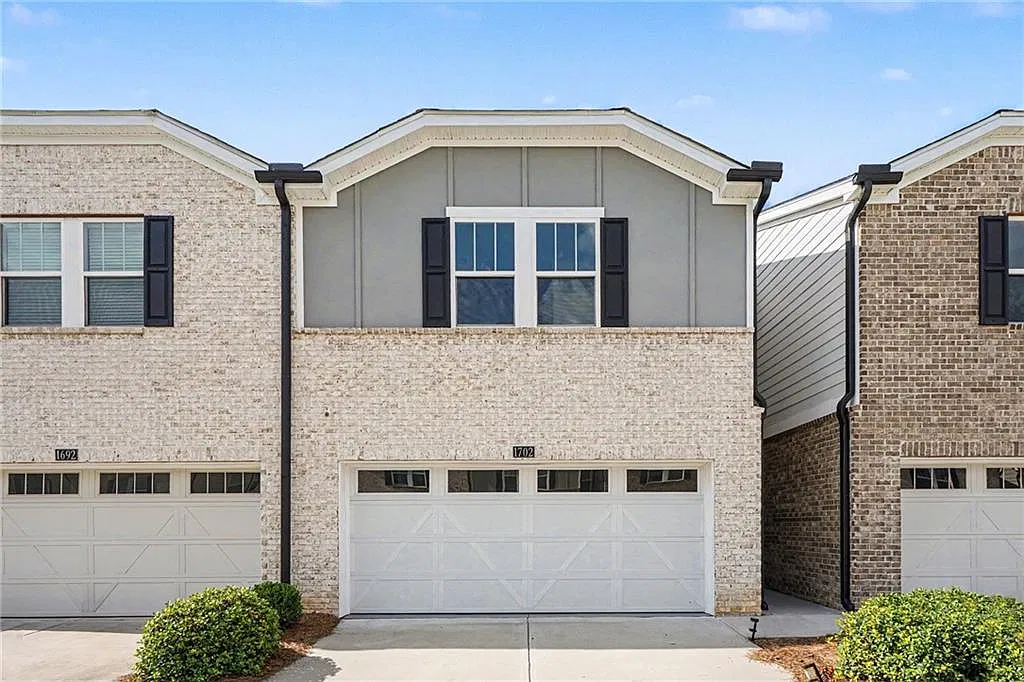3 bed, 2.5 bath, 1888 sqft, $2,295 — Photo 1