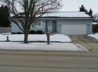 1614 Longwood Dr, Sycamore, IL 60178