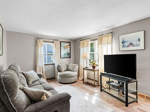 4th image of 404 4th Ave NW