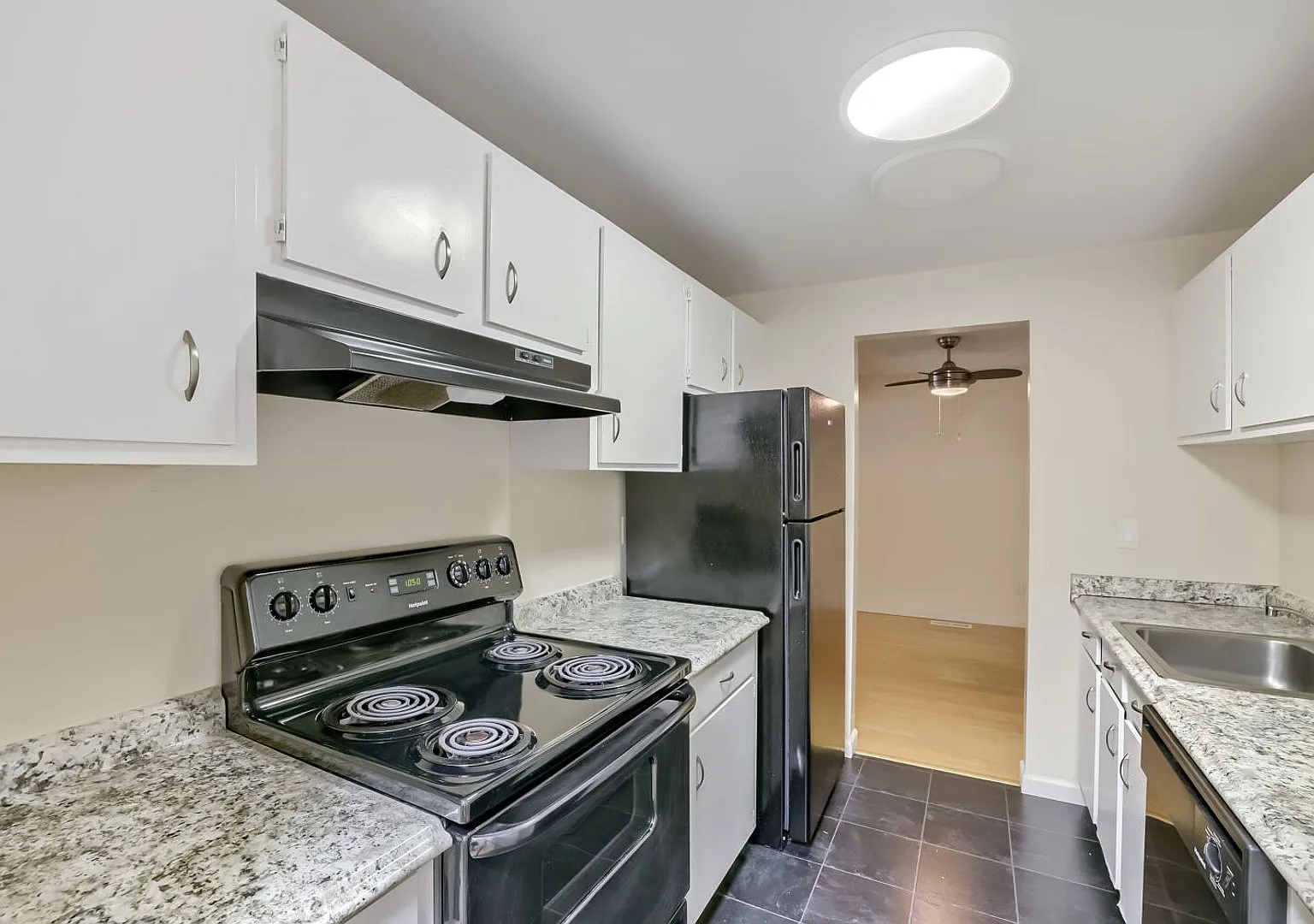 Ground Floor 1bed/1bath Apartment in Convenient Juanita Location! — Photo 1