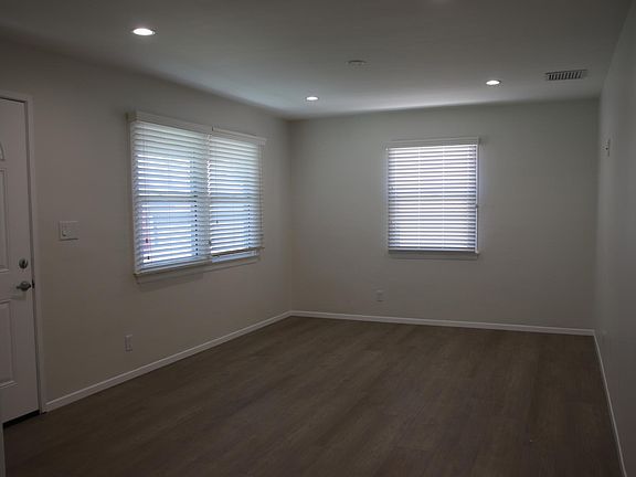 4th image of 11333 Hamlin St