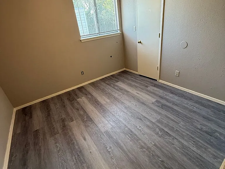 1502 Heather Ct — Photo 4