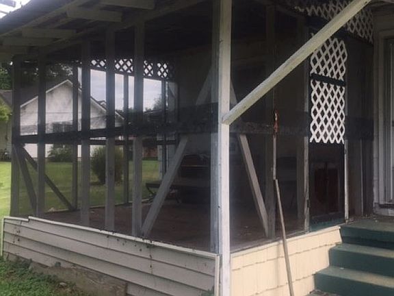 4th image of 208 Walthall St