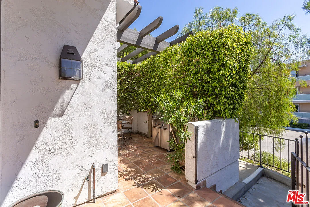 2 bed, 2.5 bath, 1955 sqft, $6,000 — Photo 4