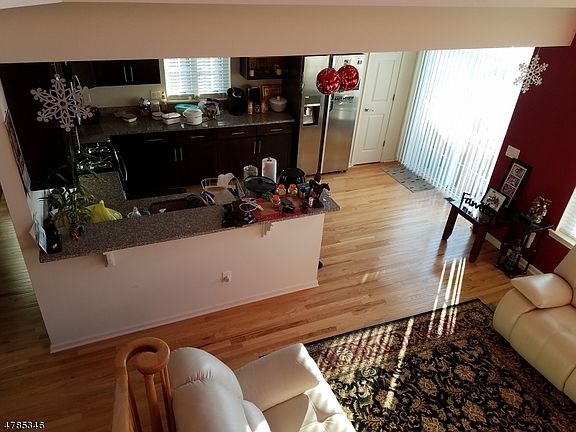 4th image of 8 Clifford Cir