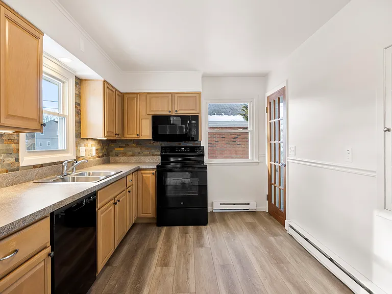 8 Warwick Ave #A — Photo 22