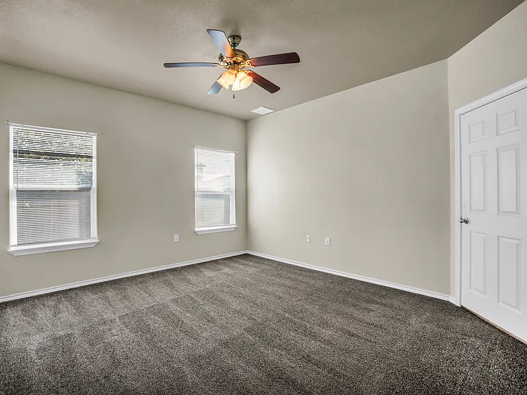 2049 Meadow View Dr — Photo 21