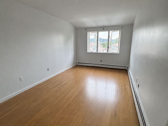 4th image of 342 Hylan Blvd