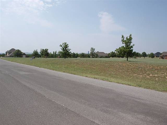 1st image of 18 NW Burr Oak Dr