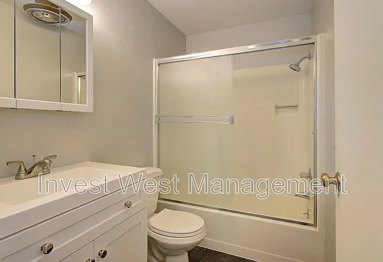 710 NE 15th Ave — Photo 17