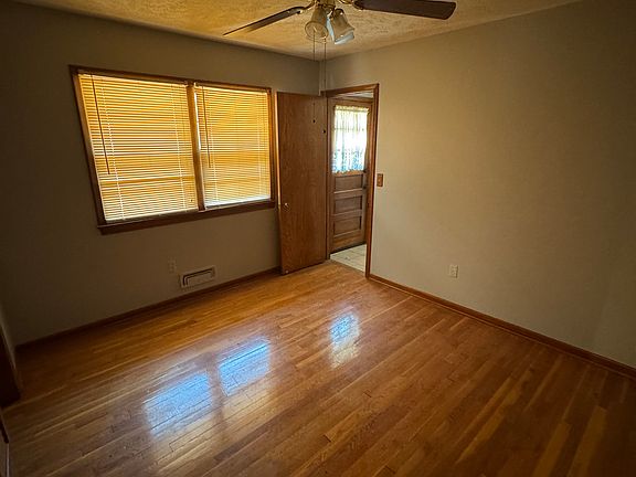 5th image of 10607 Fowler Ave