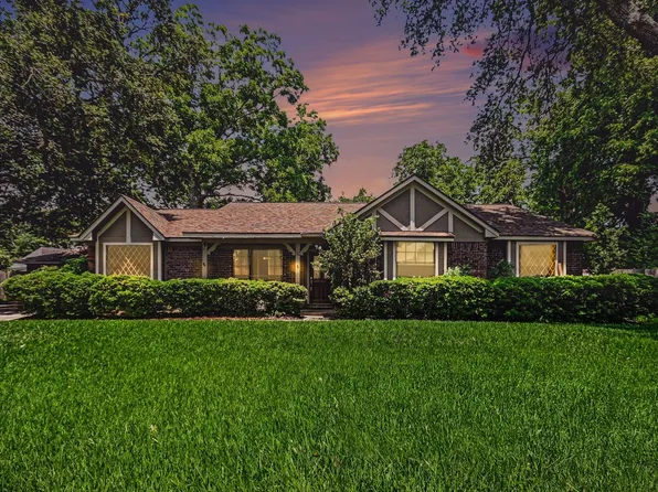 62 Daffodil Ct, Lake Jackson, TX 77566