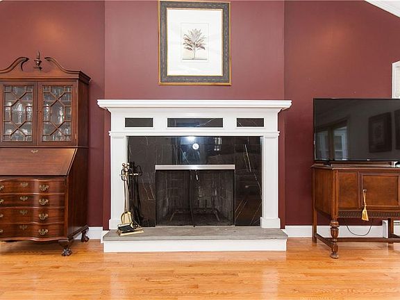 3rd image of 16 Wildacre Dr