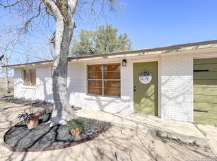 804 Zig Zag Ave, Devine, TX 78016
