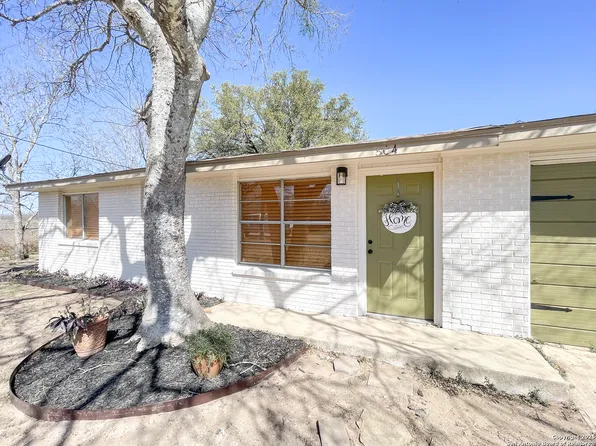 804 Zig Zag, Devine, TX 78016