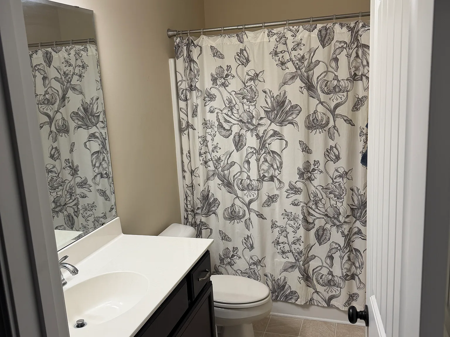 6 bed, 3072 sqft, $750 — Photo 1