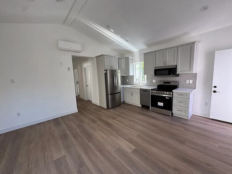 122 1/2 N Orlando Ave #122-1/2 — Photo 2
