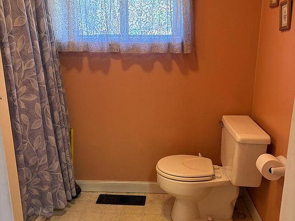 5th image of 2551 Hillcrest Ave