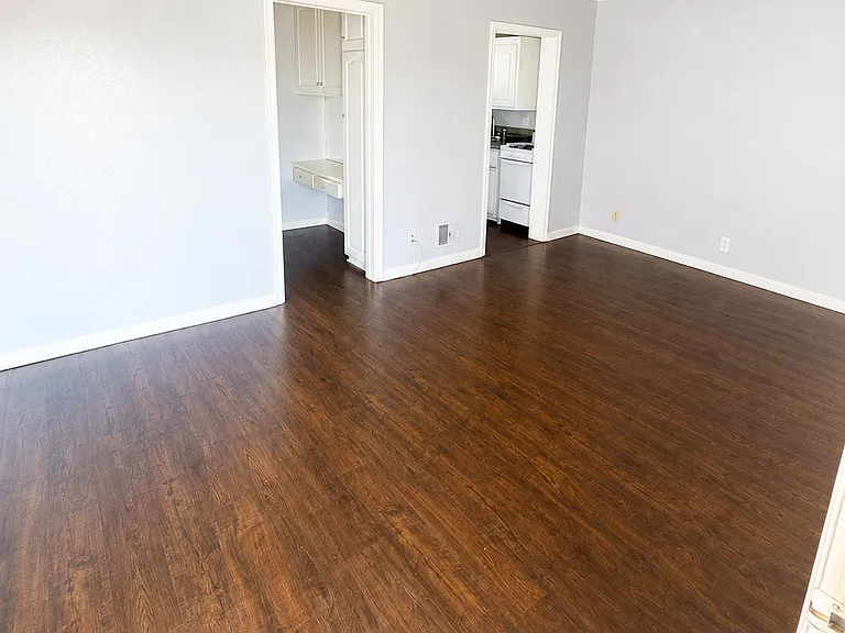 Chanteclaire Apartments — Photo 9