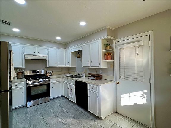 4th image of 3304 Bahia Dr