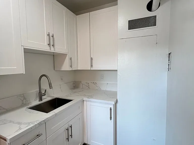 127 N Edgemont St — Photo 2