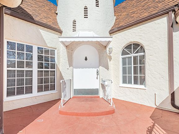2nd image of 137 S Poinsettia Pl