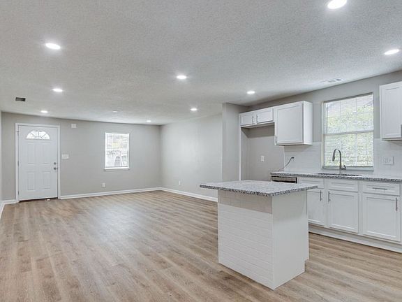 5th image of 2904 Barron Ave
