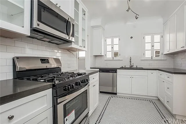 1125 S Hayworth Ave — Photo 10