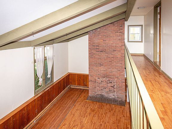 2nd image of 903 Sylvan Ave