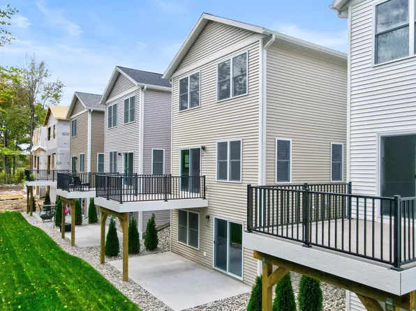 7260 Atwater Dr, Norton Shores, MI 49456