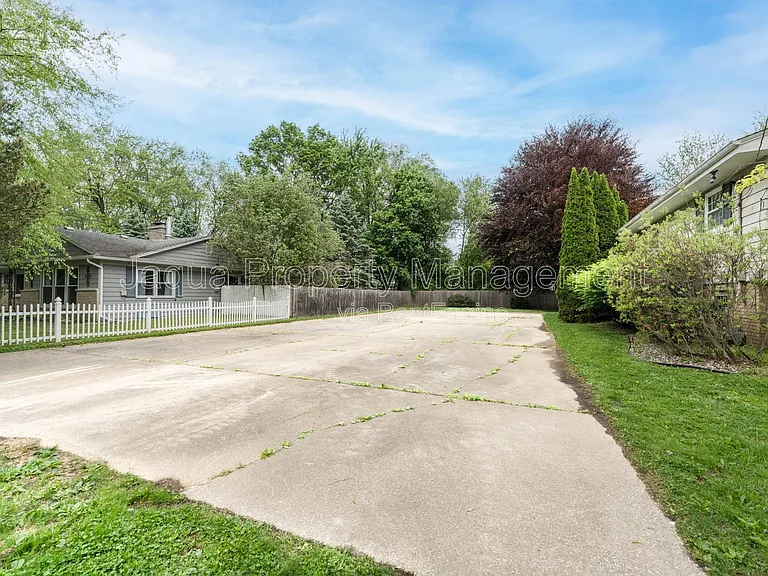 4420 Croyden Ave — Photo 24