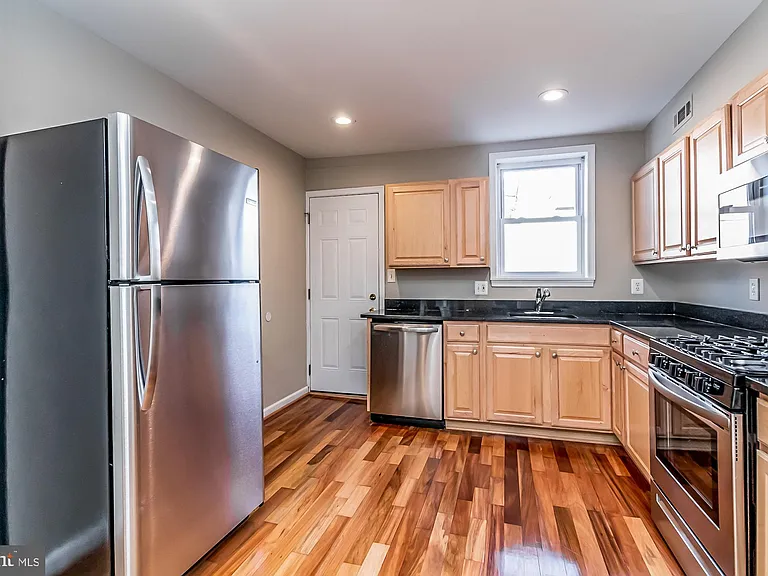 130 W Randall St — Photo 12