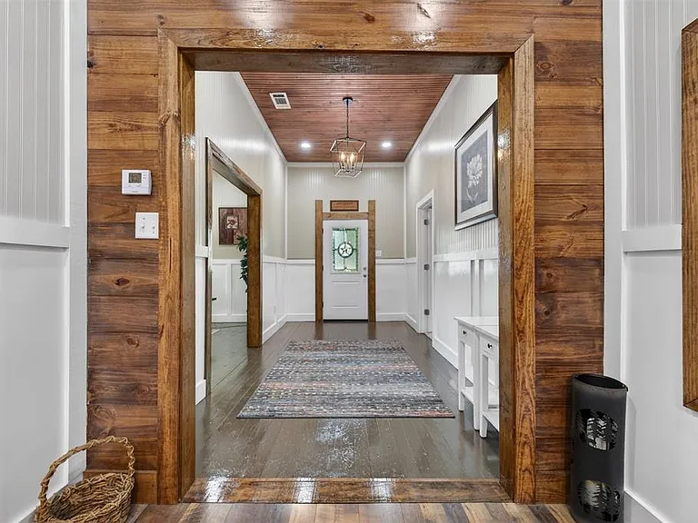 909 N Howard St — Photo 2
