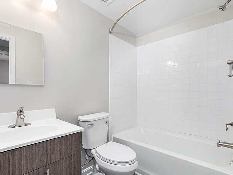 Regency Court Apartments — Photo 32