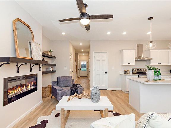 4th image of 3670 Main St #3